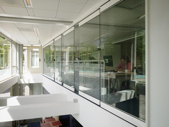 Frameless glass partition features of Egood