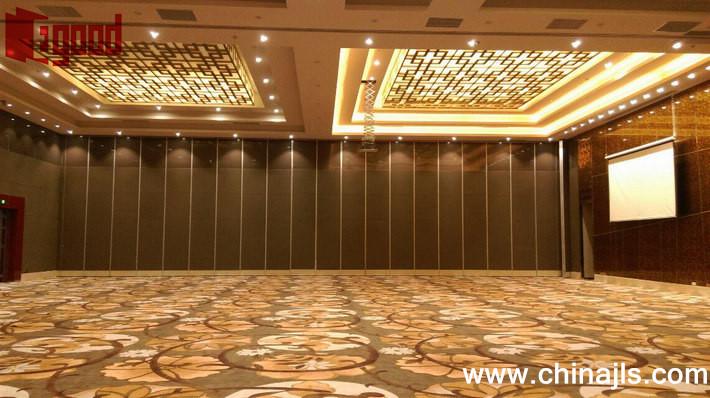 Movable partition wall in banquet hall