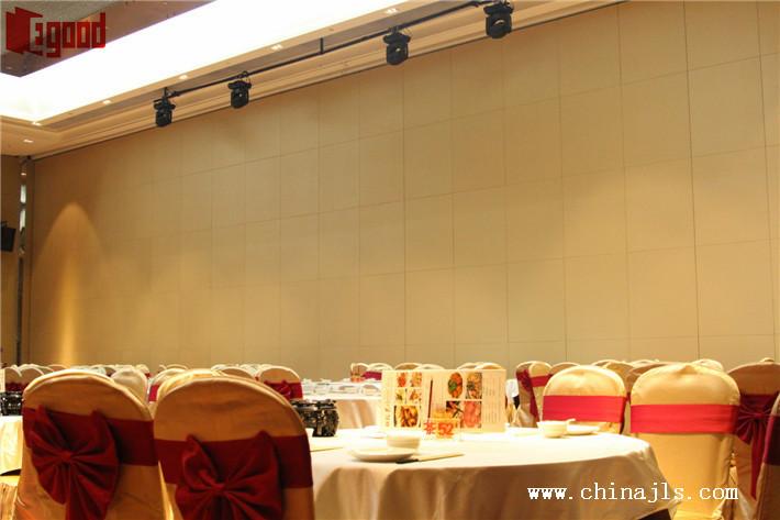 Banquet hall operable partition